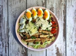 obrok salata sa ćuretinom-salata-ćuretina-preliv-dresing-obrok-ručak-jelo-recept-Iceberg Salat Centar