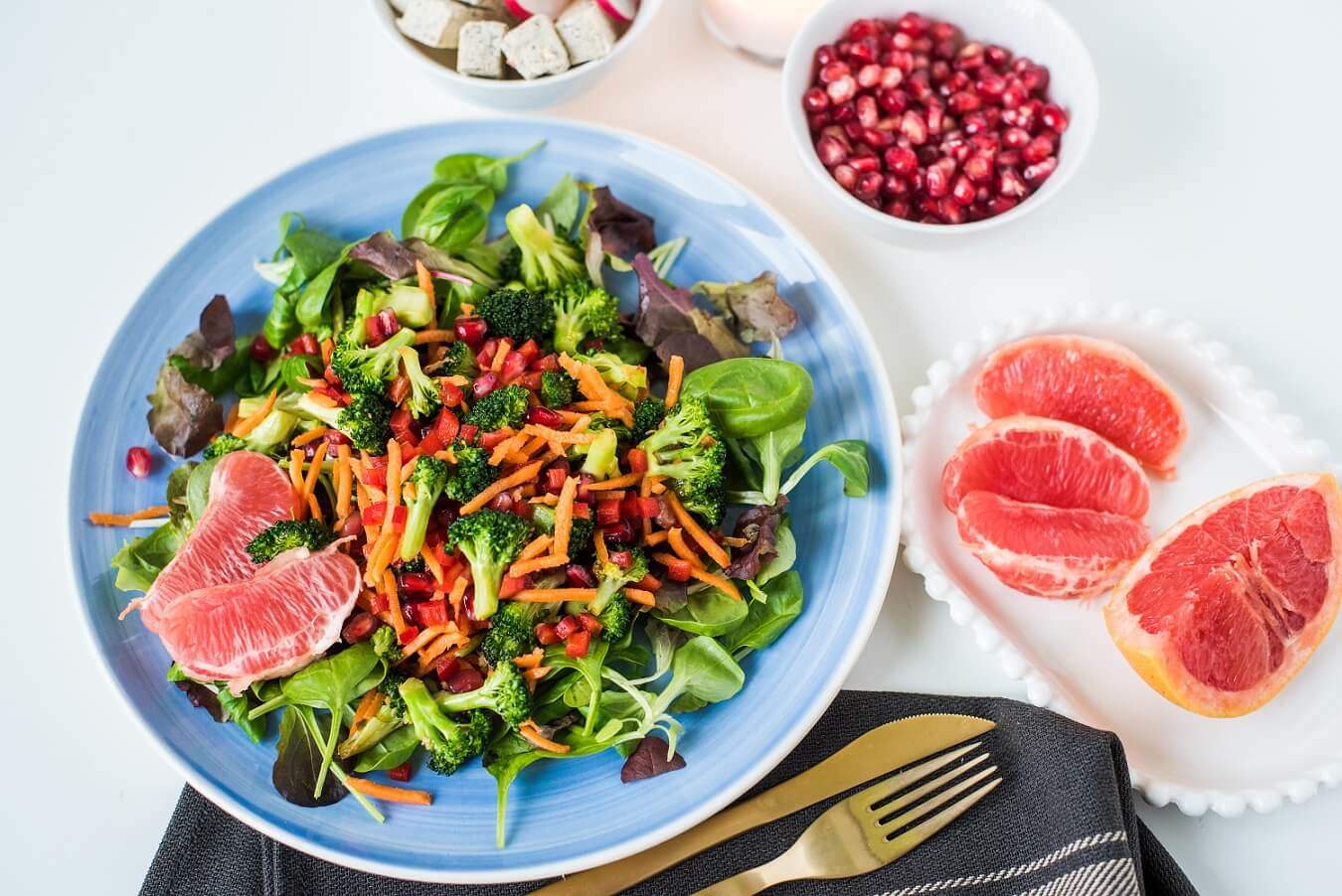 brokoli-nar-salata-salata sa brokolijem-salata sa narom-salata sa pomorandžom-zimska salata-recept-ručak-vegan-zdravo-večera-prilog-predjelo-iceberg salat centar-klub zdravih navika-totally wellness