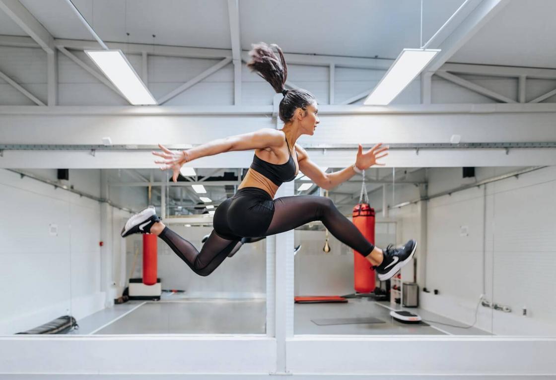 trening-vežba-vežbanje-aerobne vežbe-Janka Budimir-fitness instruktorka-vežbanje kod kuće-vežba kod kuće-iceberg salat centar-klub zdravih navika-ishrana-mišići-zdravlje