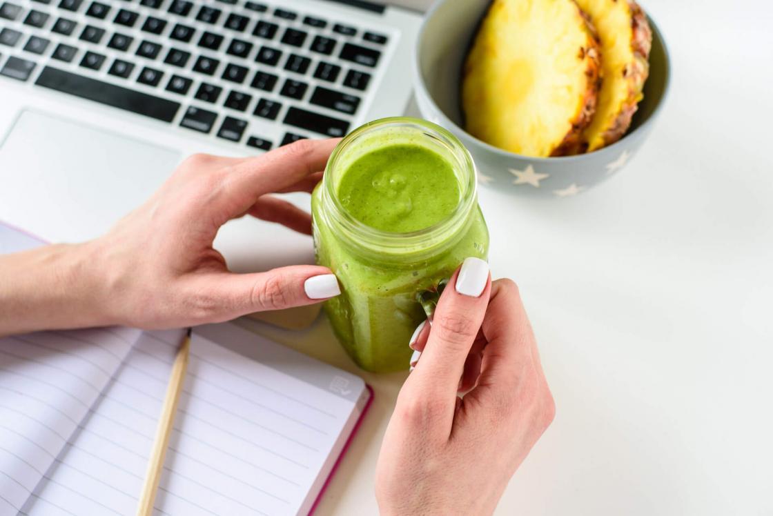 smoothie sa avokadom-smoothie sa baby spanaćem-smoothie-zeleni smoothie-egzotični smoothie-šejk-iceberg salat centar-klub zdravih navika-ananas-raw-kokosovo mleko-vegan-recept