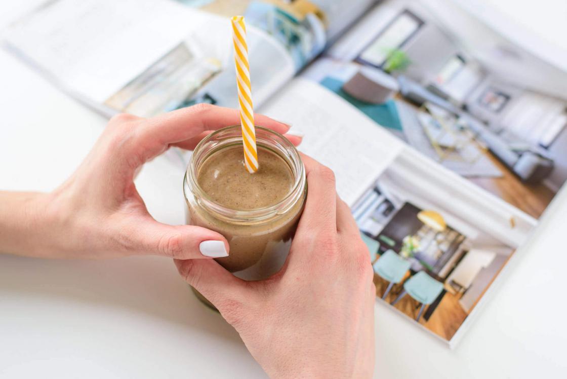 Smoothie sa malinama i bademovim puterom